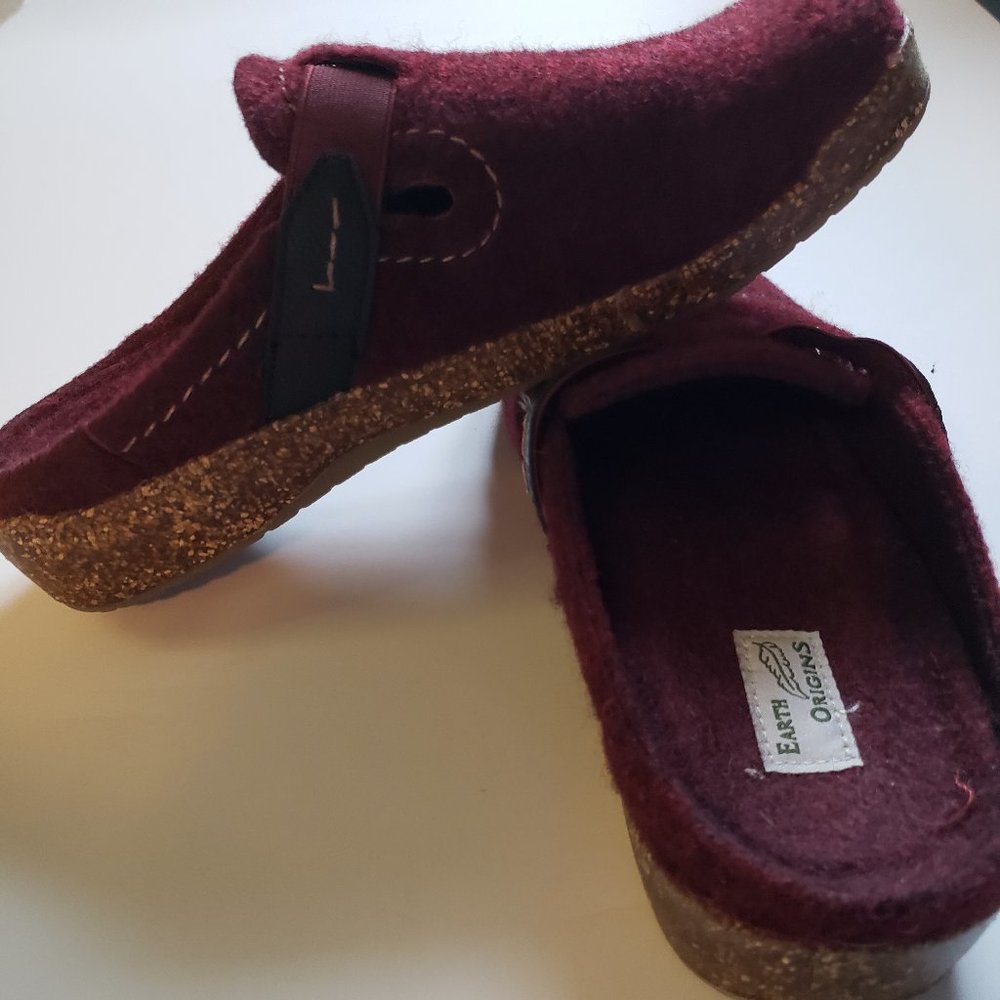 Earth Origins Jenna Felt Slip-on Clogs with strap detail, size 7.5